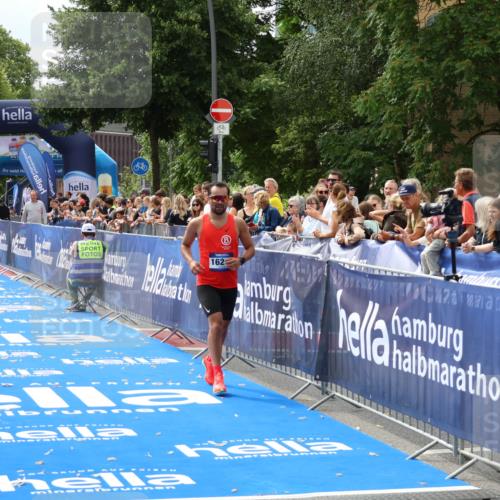 29.06.2025 - hella hamburg halbmarathon Zöllner http://msf.ph/oto/8169029 29.06.2025 10:20:24 Ziel 12373, 16245 meine-sportfotos.de