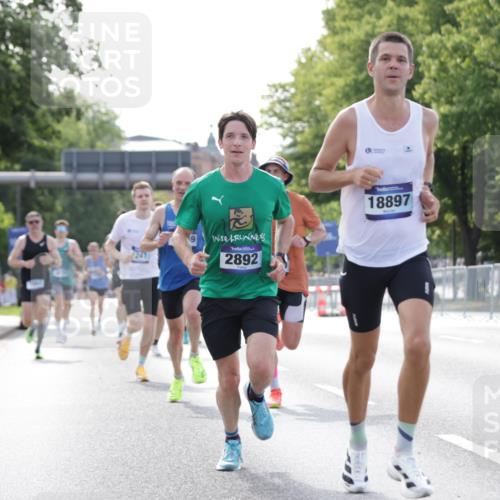 29.06.2025 - hella hamburg halbmarathon Jannik Wohlers http://msf.ph/oto/8169033 29.06.2025 09:41:26 Lombardsbrücke 1241, 2892, 4128, 4571, 6559, 7142, 7862, 10780, 11194, 12067, 12641, 13440, 13751, 13780, 14107, 16169, 16361, 18124, 18897 meine-sportfotos.de