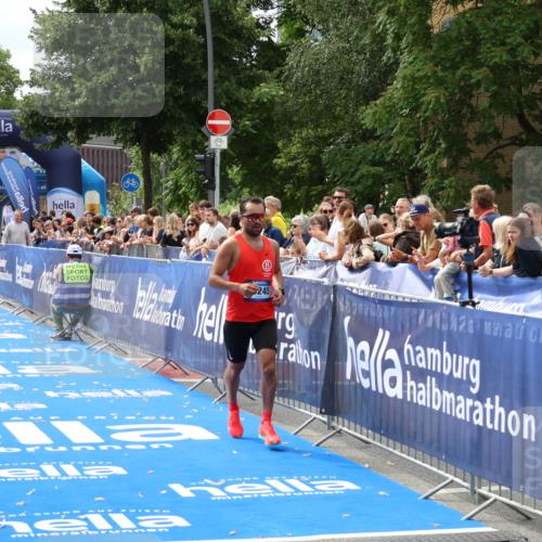 29.06.2025 - hella hamburg halbmarathon Zöllner http://msf.ph/oto/8169043 29.06.2025 10:20:24 Ziel 12373, 16245 meine-sportfotos.de