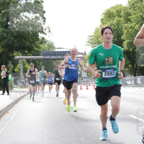 29.06.2025 - hella hamburg halbmarathon Jannik Wohlers http://msf.ph/oto/8169054 29.06.2025 09:41:26 Lombardsbrücke 1241, 2892, 4128, 4571, 6559, 7142, 7862, 10780, 11194, 12067, 12641, 13440, 13751, 13780, 14107, 16169, 16361, 18124, 18897 meine-sportfotos.de
