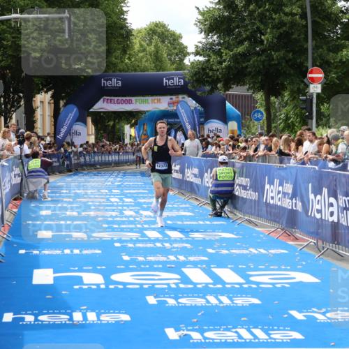 29.06.2025 - hella hamburg halbmarathon Zöllner http://msf.ph/oto/8169058 29.06.2025 10:20:28 Ziel 12373 meine-sportfotos.de