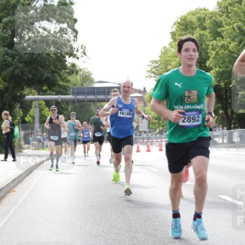 29.06.2025 - hella hamburg halbmarathon Jannik Wohlers http://msf.ph/oto/8169080 29.06.2025 09:41:27 Lombardsbrücke 1241, 2892, 4128, 4571, 6559, 7142, 7862, 10780, 11194, 11965, 12067, 12641, 13440, 13751, 13780, 14019, 14107, 16169, 16361, 18124, 18897 meine-sportfotos.de