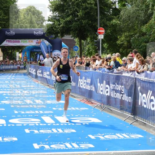29.06.2025 - hella hamburg halbmarathon Zöllner http://msf.ph/oto/8169104 29.06.2025 10:20:30 Ziel 12373 meine-sportfotos.de