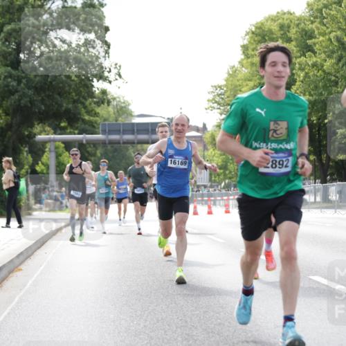29.06.2025 - hella hamburg halbmarathon Jannik Wohlers http://msf.ph/oto/8169105 29.06.2025 09:41:27 Lombardsbrücke 1241, 2892, 4128, 4571, 6559, 7142, 7862, 10780, 11194, 11965, 12067, 12641, 13440, 13751, 13780, 14019, 14107, 16169, 16361, 18124, 18897 meine-sportfotos.de