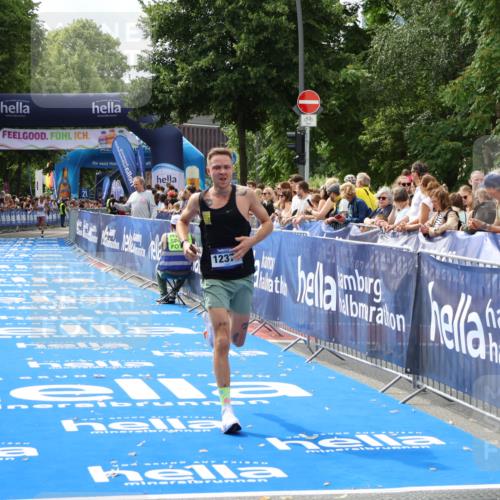 29.06.2025 - hella hamburg halbmarathon Zöllner http://msf.ph/oto/8169108 29.06.2025 10:20:30 Ziel 12373 meine-sportfotos.de