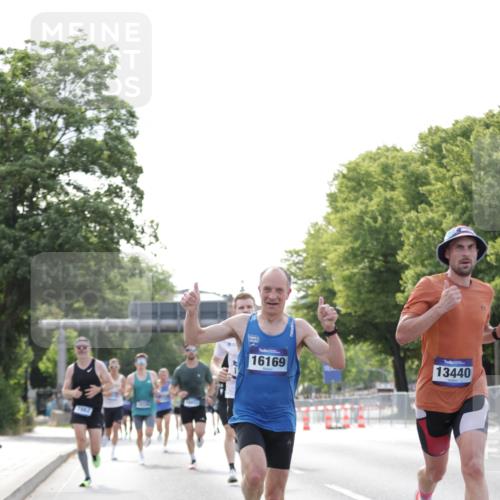 29.06.2025 - hella hamburg halbmarathon Jannik Wohlers http://msf.ph/oto/8169119 29.06.2025 09:41:27 Lombardsbrücke 1241, 2892, 4128, 4571, 6559, 7142, 7862, 10780, 11194, 11965, 12067, 12641, 13440, 13751, 13780, 14019, 14107, 16169, 16361, 18124, 18897 meine-sportfotos.de
