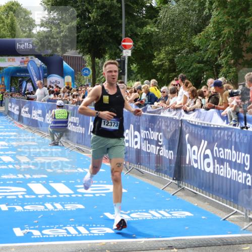 29.06.2025 - hella hamburg halbmarathon Zöllner http://msf.ph/oto/8169124 29.06.2025 10:20:30 Ziel 12373 meine-sportfotos.de