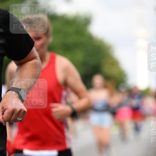 29.06.2025 - hella hamburg halbmarathon Dr. Thomas Lammeyer http://msf.ph/oto/8169138 29.06.2025 10:09:37 Kennedybrücke 1213, 1863, 2288, 2298, 3461, 3578, 4014, 4220, 4782, 4868, 5073, 5869, 6059, 7138, 8316, 8727, 8999, 9007, 9019, 9075, 9165, 9339, 9361, 9559, 9680, 9736, 9737, 9738, 10694 meine-sportfotos.de