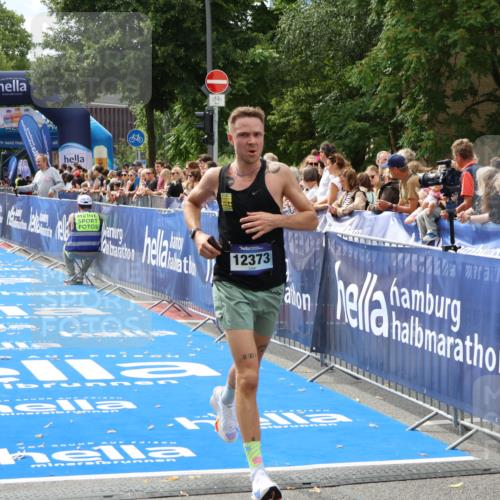 29.06.2025 - hella hamburg halbmarathon Zöllner http://msf.ph/oto/8169141 29.06.2025 10:20:31 Ziel 12373 meine-sportfotos.de