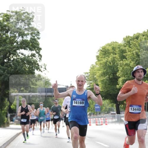 29.06.2025 - hella hamburg halbmarathon Jannik Wohlers http://msf.ph/oto/8169144 29.06.2025 09:41:27 Lombardsbrücke 1241, 2892, 4128, 4571, 6559, 7142, 7862, 10780, 11194, 11965, 12067, 12641, 13440, 13751, 13780, 14019, 14107, 16169, 16361, 18124, 18897 meine-sportfotos.de