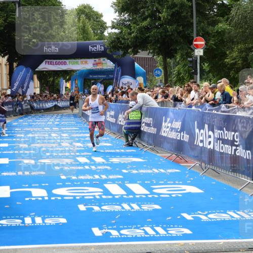 29.06.2025 - hella hamburg halbmarathon Zöllner http://msf.ph/oto/8169159 29.06.2025 10:20:39 Ziel 15526 meine-sportfotos.de