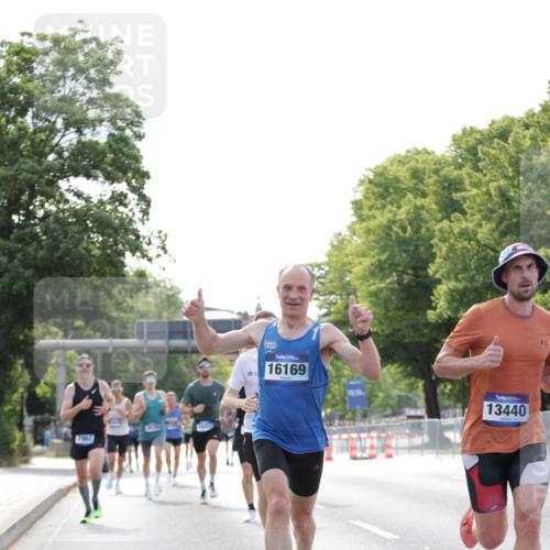29.06.2025 - hella hamburg halbmarathon Jannik Wohlers http://msf.ph/oto/8169167 29.06.2025 09:41:27 Lombardsbrücke 1241, 2892, 4128, 4571, 6559, 7142, 7862, 10780, 11194, 11965, 12067, 12641, 13440, 13751, 13780, 14019, 14107, 16169, 16361, 18124, 18897 meine-sportfotos.de
