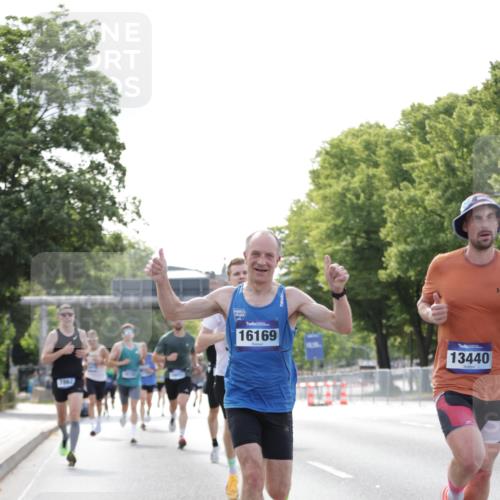 29.06.2025 - hella hamburg halbmarathon Jannik Wohlers http://msf.ph/oto/8169207 29.06.2025 09:41:28 Lombardsbrücke 1241, 2892, 4128, 4571, 6559, 7142, 7862, 10780, 11194, 11965, 12067, 12641, 13440, 13751, 13780, 14019, 14107, 16169, 17752, 18124, 18897 meine-sportfotos.de