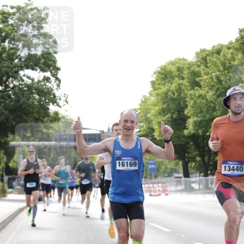 29.06.2025 - hella hamburg halbmarathon Jannik Wohlers http://msf.ph/oto/8169228 29.06.2025 09:41:28 Lombardsbrücke 1241, 2892, 4128, 4571, 6559, 7142, 7862, 10780, 11194, 11965, 12067, 12641, 13440, 13751, 13780, 14019, 14107, 16169, 17752, 18124, 18897 meine-sportfotos.de