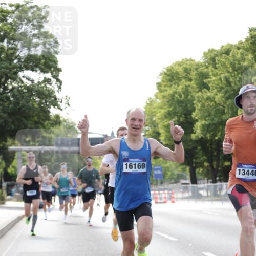 29.06.2025 - hella hamburg halbmarathon Jannik Wohlers http://msf.ph/oto/8169248 29.06.2025 09:41:28 Lombardsbrücke 1241, 2892, 4128, 4571, 6559, 7142, 7862, 10780, 11194, 11965, 12067, 12641, 13440, 13751, 13780, 14019, 14107, 16169, 17752, 18124, 18897 meine-sportfotos.de