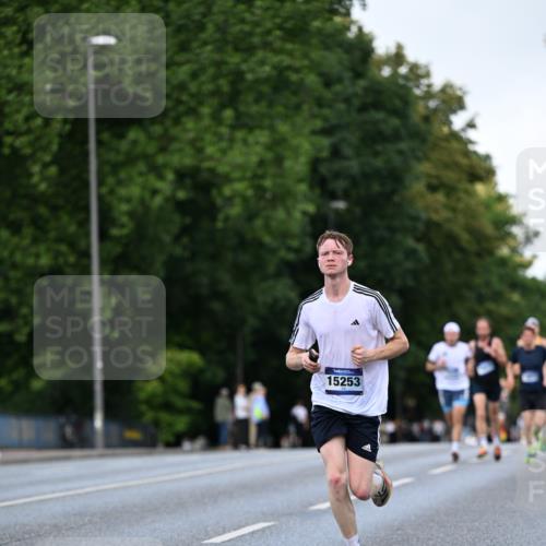 29.06.2025 - hella hamburg halbmarathon Dr. Thomas Lammeyer http://msf.ph/oto/8169332 29.06.2025 09:45:41 Kennedybrücke 5612, 7331, 7855, 9269, 10468, 11078, 11228 meine-sportfotos.de