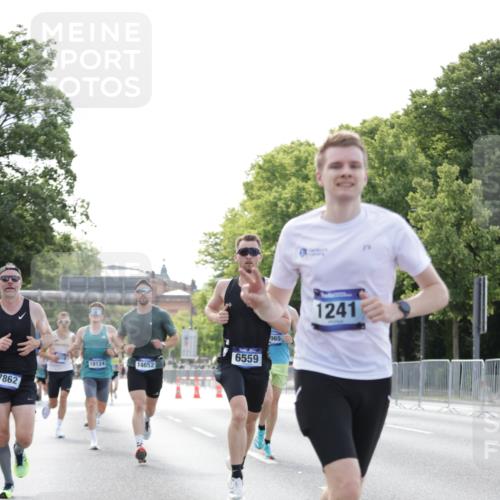 29.06.2025 - hella hamburg halbmarathon Jannik Wohlers http://msf.ph/oto/8169348 29.06.2025 09:41:29 Lombardsbrücke 1241, 2892, 4128, 4571, 6559, 7142, 7862, 10780, 11194, 11965, 12067, 12641, 13440, 13751, 13780, 14019, 14107, 16169, 17752, 18124, 18897 meine-sportfotos.de