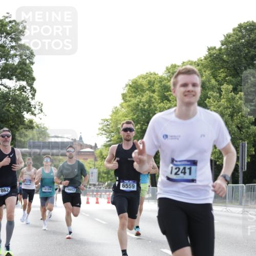 29.06.2025 - hella hamburg halbmarathon Jannik Wohlers http://msf.ph/oto/8169390 29.06.2025 09:41:30 Lombardsbrücke 1241, 2892, 4128, 4571, 6559, 7142, 7862, 10780, 11194, 11965, 12067, 12641, 13440, 13751, 13780, 14019, 14107, 16169, 17752, 18124, 18897 meine-sportfotos.de