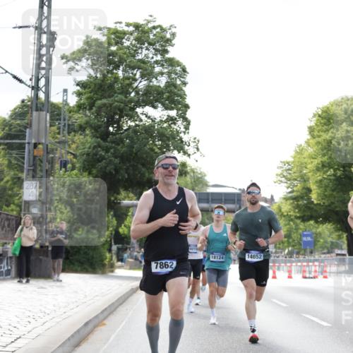 29.06.2025 - hella hamburg halbmarathon Jannik Wohlers http://msf.ph/oto/8169479 29.06.2025 09:41:30 Lombardsbrücke 1241, 2892, 4128, 4571, 6559, 7142, 7862, 10780, 11194, 11965, 12067, 12641, 13440, 13751, 13780, 14019, 14107, 16169, 17752, 18124, 18897 meine-sportfotos.de