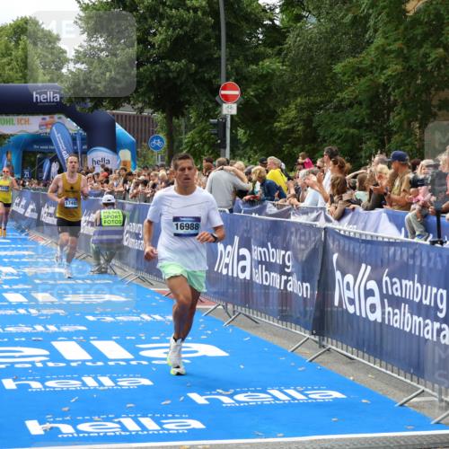29.06.2025 - hella hamburg halbmarathon Zöllner http://msf.ph/oto/8169556 29.06.2025 10:20:54 Ziel 11210, 14766, 16988, 17402 meine-sportfotos.de