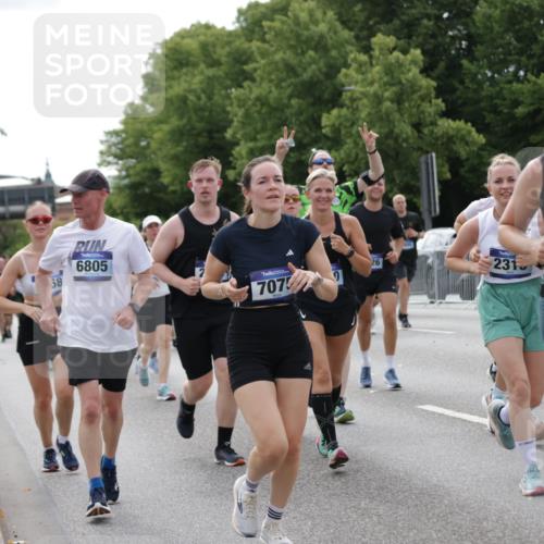 29.06.2025 - hella hamburg halbmarathon Jannik Wohlers http://msf.ph/oto/8169609 29.06.2025 10:21:25 Lombardsbrücke 1158, 1191, 1250, 1294, 1668, 1958, 2172, 2315, 2353, 2529, 3606, 3995, 4046, 4289, 4375, 4376, 5641, 5759, 5957, 6086, 6475, 6676, 6805, 7075, 7162, 7612, 7672, 8715, 8896, 8959, 9002, 9062, 9326, 9635, 10019, 10125, 10210, 10787, 11424, 11425, 12041, 12402, 12659, 13477, 13604, 14278, 15104, 16143, 16762, 16781, 16796, 17903, 17932, 18439, 19099 meine-sportfotos.de