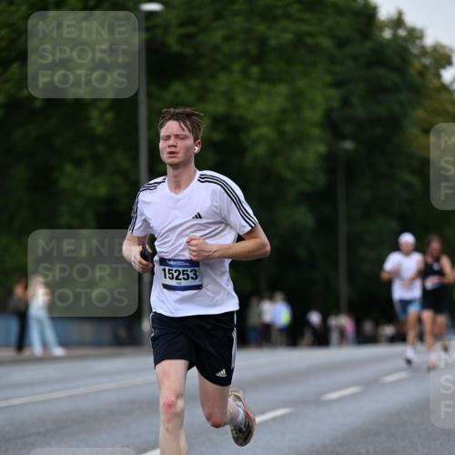 29.06.2025 - hella hamburg halbmarathon Dr. Thomas Lammeyer http://msf.ph/oto/8169709 29.06.2025 09:45:42 Kennedybrücke 5612, 7331, 7855, 9269, 10468, 11078, 11228 meine-sportfotos.de