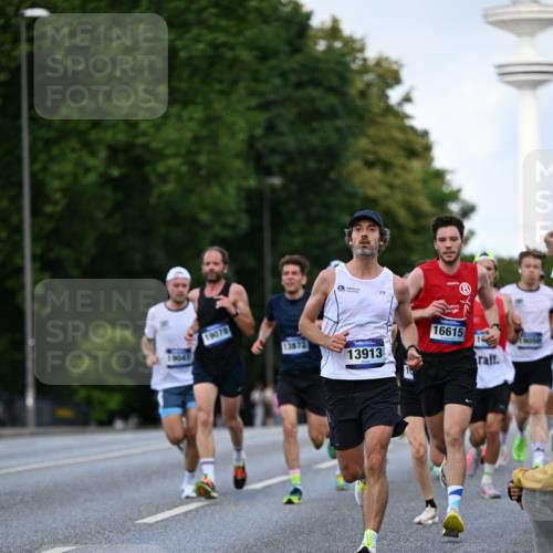 29.06.2025 - hella hamburg halbmarathon Dr. Thomas Lammeyer http://msf.ph/oto/8169770 29.06.2025 09:45:46 Kennedybrücke 5612, 7331, 7855, 9269, 10468, 11078, 11228 meine-sportfotos.de