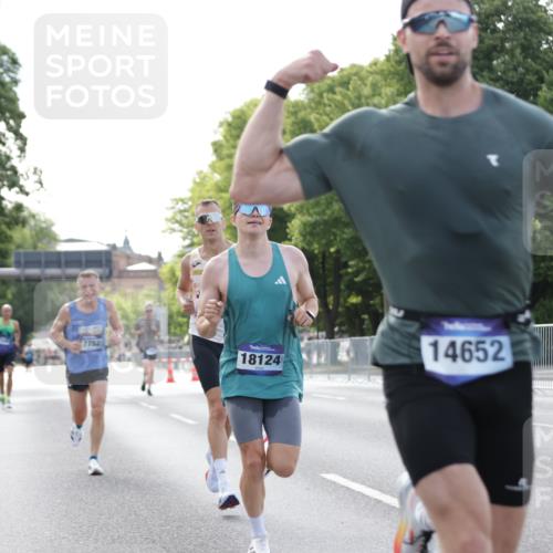 29.06.2025 - hella hamburg halbmarathon Jannik Wohlers http://msf.ph/oto/8169774 29.06.2025 09:41:32 Lombardsbrücke 1241, 2892, 4128, 6559, 7142, 7862, 11965, 12067, 12641, 13440, 13751, 13780, 14019, 14107, 14506, 16169, 17752, 18124, 18897 meine-sportfotos.de