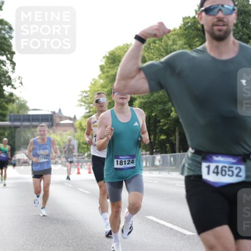 29.06.2025 - hella hamburg halbmarathon Jannik Wohlers http://msf.ph/oto/8169802 29.06.2025 09:41:32 Lombardsbrücke 1241, 2892, 4128, 6559, 7142, 7862, 11965, 12067, 12641, 13440, 13751, 13780, 14019, 14107, 14506, 16169, 17752, 18124, 18897 meine-sportfotos.de