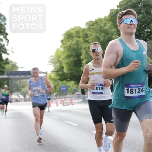 29.06.2025 - hella hamburg halbmarathon Jannik Wohlers http://msf.ph/oto/8169962 29.06.2025 09:41:33 Lombardsbrücke 1241, 2892, 4128, 6559, 7142, 7862, 10485, 11965, 12067, 12641, 13440, 13751, 13780, 14019, 14107, 14506, 16169, 17752, 18124, 18897 meine-sportfotos.de