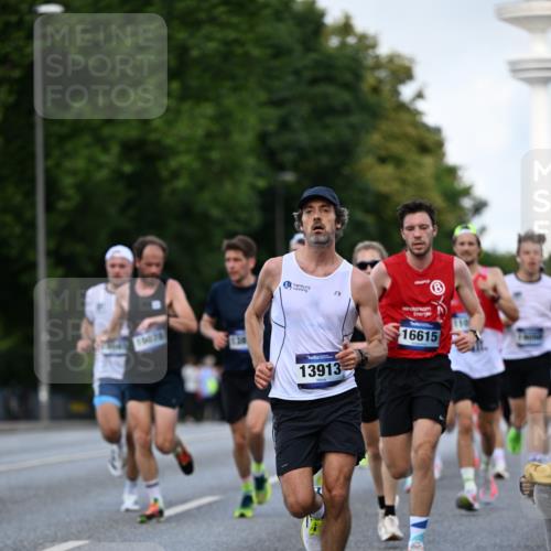 29.06.2025 - hella hamburg halbmarathon Dr. Thomas Lammeyer http://msf.ph/oto/8170031 29.06.2025 09:45:46 Kennedybrücke 5612, 7331, 7855, 9269, 10468, 11078, 11228 meine-sportfotos.de