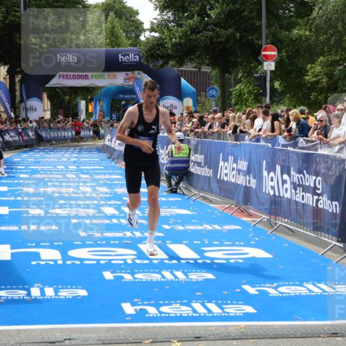 29.06.2025 - hella hamburg halbmarathon Zöllner http://msf.ph/oto/8170137 29.06.2025 10:21:26 Ziel 14933 meine-sportfotos.de