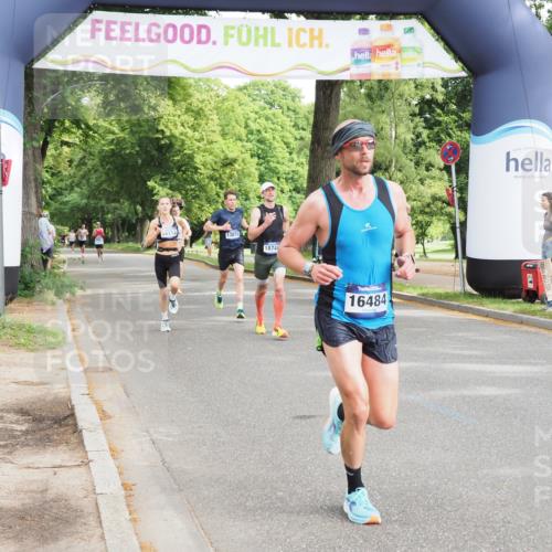 29.06.2025 - hella hamburg halbmarathon MichiJ http://msf.ph/oto/8170283 29.06.2025 10:14:59 Zwischen KM18-KM19 16484, 18695 meine-sportfotos.de