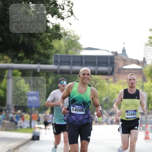 29.06.2025 - hella hamburg halbmarathon Jannik Wohlers http://msf.ph/oto/8170369 29.06.2025 09:41:36 Lombardsbrücke 1241, 2604, 2892, 6559, 7142, 7862, 10485, 11965, 13440, 13751, 14019, 14107, 14506, 16169, 17003, 17752, 18124, 18897 meine-sportfotos.de