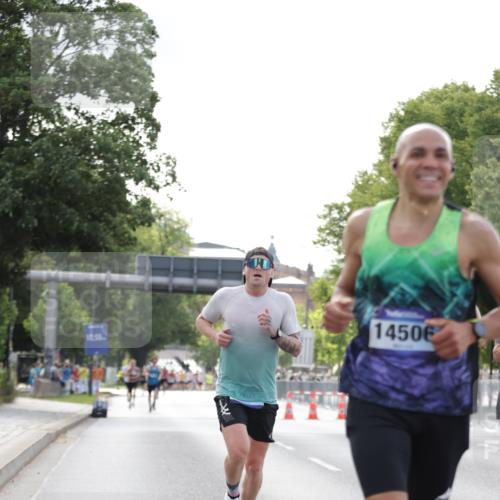 29.06.2025 - hella hamburg halbmarathon Jannik Wohlers http://msf.ph/oto/8170618 29.06.2025 09:41:38 Lombardsbrücke 1241, 2604, 2892, 6559, 7862, 10485, 11965, 13440, 13751, 14019, 14506, 16169, 17003, 17752, 18124, 18897 meine-sportfotos.de