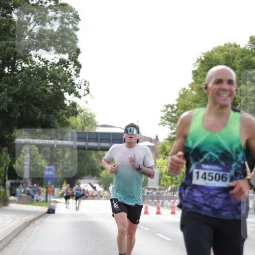 29.06.2025 - hella hamburg halbmarathon Jannik Wohlers http://msf.ph/oto/8170633 29.06.2025 09:41:38 Lombardsbrücke 1241, 2604, 2892, 6559, 7862, 10485, 11965, 13440, 13751, 14019, 14506, 16169, 17003, 17752, 18124, 18897 meine-sportfotos.de