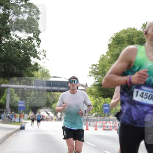 29.06.2025 - hella hamburg halbmarathon Jannik Wohlers http://msf.ph/oto/8170687 29.06.2025 09:41:38 Lombardsbrücke 1241, 2604, 2892, 6559, 7862, 10485, 11965, 13440, 13751, 14019, 14506, 16169, 17003, 17752, 18124, 18897 meine-sportfotos.de