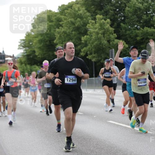 29.06.2025 - hella hamburg halbmarathon Jannik Wohlers http://msf.ph/oto/8170708 29.06.2025 10:21:35 Lombardsbrücke 1003, 1158, 1191, 1250, 1294, 1958, 1963, 2172, 2315, 2353, 2529, 2744, 3050, 3172, 3458, 3606, 3768, 3995, 4046, 4289, 5641, 6676, 6805, 6881, 7075, 7162, 7672, 8431, 8860, 8959, 9002, 9062, 9326, 9327, 9635, 9788, 9807, 10019, 10125, 10167, 10210, 10710, 10787, 11424, 11425, 12894, 13477, 14053, 14055, 14059, 14168, 14180, 15104, 15324, 15635, 15660, 16143, 16154, 16161, 16762, 16781, 16796, 16920, 17416, 17696, 17944, 18172, 18661, 19008, 19099 meine-sportfotos.de
