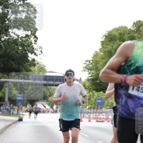 29.06.2025 - hella hamburg halbmarathon Jannik Wohlers http://msf.ph/oto/8170717 29.06.2025 09:41:38 Lombardsbrücke 1241, 2604, 2892, 6559, 7862, 10485, 11965, 13440, 13751, 14019, 14506, 16169, 17003, 17752, 18124, 18897 meine-sportfotos.de
