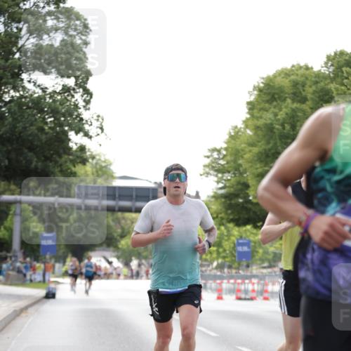 29.06.2025 - hella hamburg halbmarathon Jannik Wohlers http://msf.ph/oto/8170739 29.06.2025 09:41:38 Lombardsbrücke 1241, 2604, 2892, 6559, 7862, 10485, 11965, 13440, 13751, 14019, 14506, 16169, 17003, 17752, 18124, 18897 meine-sportfotos.de