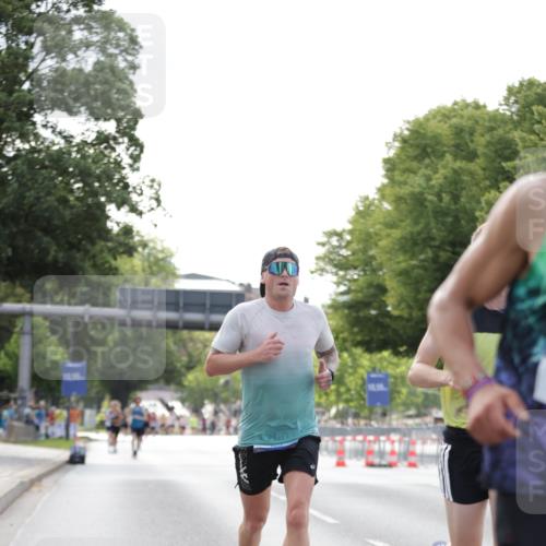 29.06.2025 - hella hamburg halbmarathon Jannik Wohlers http://msf.ph/oto/8170764 29.06.2025 09:41:38 Lombardsbrücke 1241, 2604, 2892, 6559, 7862, 10485, 11965, 13440, 13751, 14019, 14506, 16169, 17003, 17752, 18124, 18897 meine-sportfotos.de