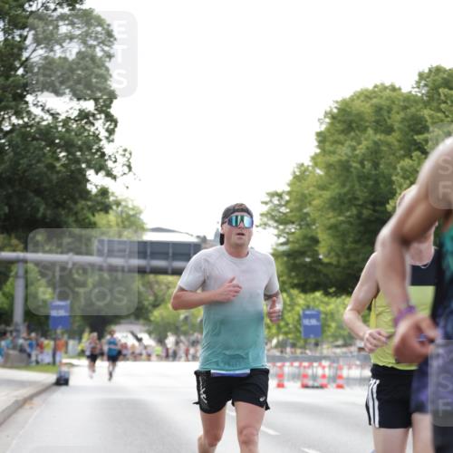 29.06.2025 - hella hamburg halbmarathon Jannik Wohlers http://msf.ph/oto/8170783 29.06.2025 09:41:38 Lombardsbrücke 1241, 2604, 2892, 6559, 7862, 10485, 11965, 13440, 13751, 14019, 14506, 16169, 17003, 17752, 18124, 18897 meine-sportfotos.de