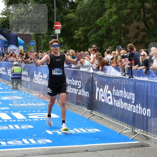 29.06.2025 - hella hamburg halbmarathon Zöllner http://msf.ph/oto/8170809 29.06.2025 10:22:10 Ziel 16068, 17886, 18693 meine-sportfotos.de