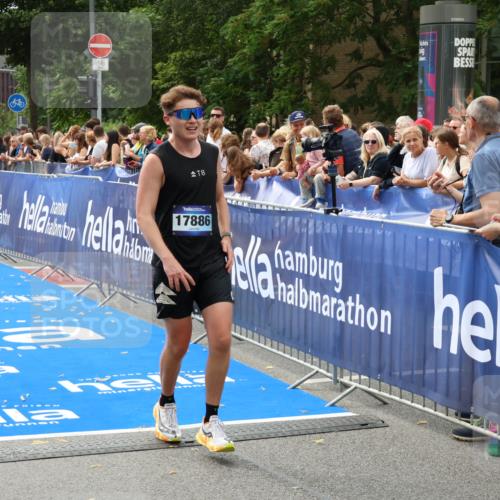 29.06.2025 - hella hamburg halbmarathon Zöllner http://msf.ph/oto/8170838 29.06.2025 10:22:11 Ziel 17886, 18693 meine-sportfotos.de