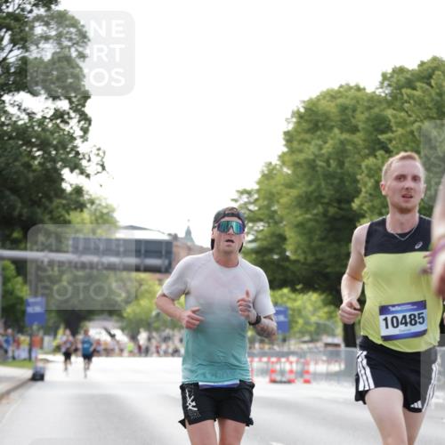 29.06.2025 - hella hamburg halbmarathon Jannik Wohlers http://msf.ph/oto/8170842 29.06.2025 09:41:39 Lombardsbrücke 1241, 2604, 2892, 6559, 7862, 10485, 11965, 13440, 13751, 14019, 14506, 16169, 17003, 17752, 18124, 18897 meine-sportfotos.de
