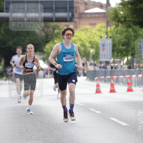 29.06.2025 - hella hamburg halbmarathon Jannik Wohlers http://msf.ph/oto/8170877 29.06.2025 09:41:49 Lombardsbrücke 2604, 10485, 14113, 14506, 17003, 17752, 18569 meine-sportfotos.de