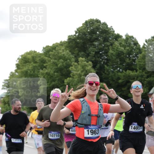 29.06.2025 - hella hamburg halbmarathon Jannik Wohlers http://msf.ph/oto/8170893 29.06.2025 10:21:38 Lombardsbrücke 1003, 1191, 1250, 1294, 1958, 1963, 2009, 2063, 2514, 2744, 3050, 3172, 3458, 3606, 3768, 3995, 4046, 4366, 5641, 6676, 6881, 7162, 8431, 8860, 8954, 8959, 9002, 9062, 9326, 9327, 9788, 9807, 10088, 10125, 10167, 10210, 10710, 10787, 11424, 12894, 13477, 14053, 14055, 14059, 14168, 14180, 15104, 15129, 15324, 15635, 15660, 16143, 16154, 16161, 16762, 16781, 16796, 16920, 17416, 17696, 17944, 18172, 18661, 19008, 19099 meine-sportfotos.de