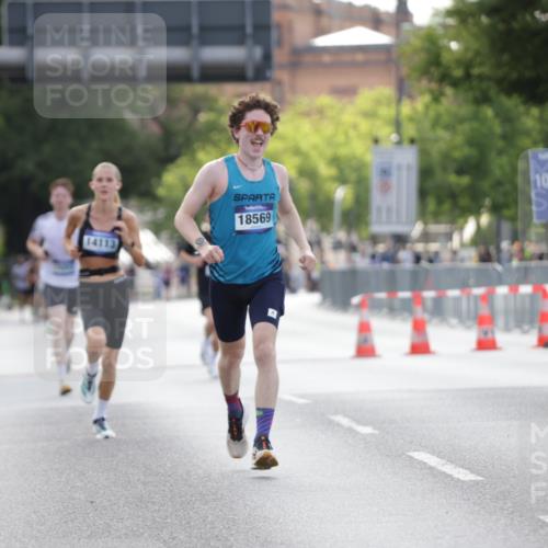 29.06.2025 - hella hamburg halbmarathon Jannik Wohlers http://msf.ph/oto/8170909 29.06.2025 09:41:49 Lombardsbrücke 2604, 10485, 14113, 14506, 17003, 17752, 18569 meine-sportfotos.de