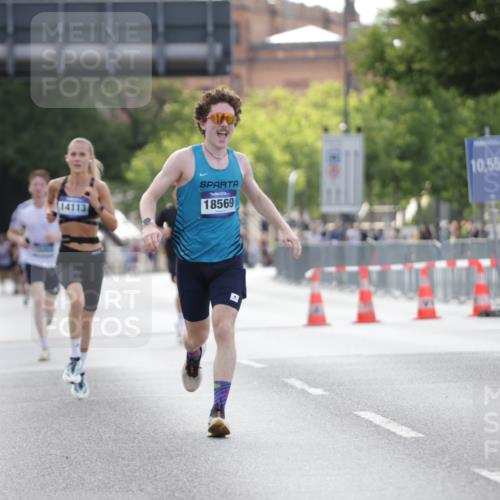 29.06.2025 - hella hamburg halbmarathon Jannik Wohlers http://msf.ph/oto/8170939 29.06.2025 09:41:49 Lombardsbrücke 2604, 10485, 14113, 14506, 17003, 17752, 18569 meine-sportfotos.de
