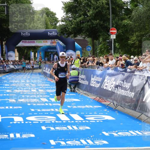 29.06.2025 - hella hamburg halbmarathon Zöllner http://msf.ph/oto/8170982 29.06.2025 10:22:19 Ziel 10650 meine-sportfotos.de